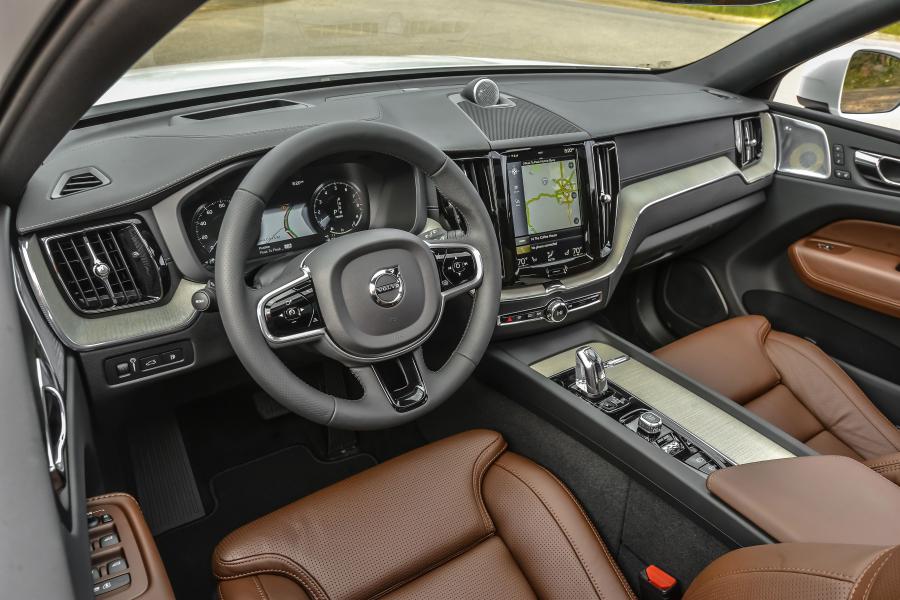 Интерьер Volvo XC60 T8 Inscription 2017 года  (NA) (фото 17 из 23)